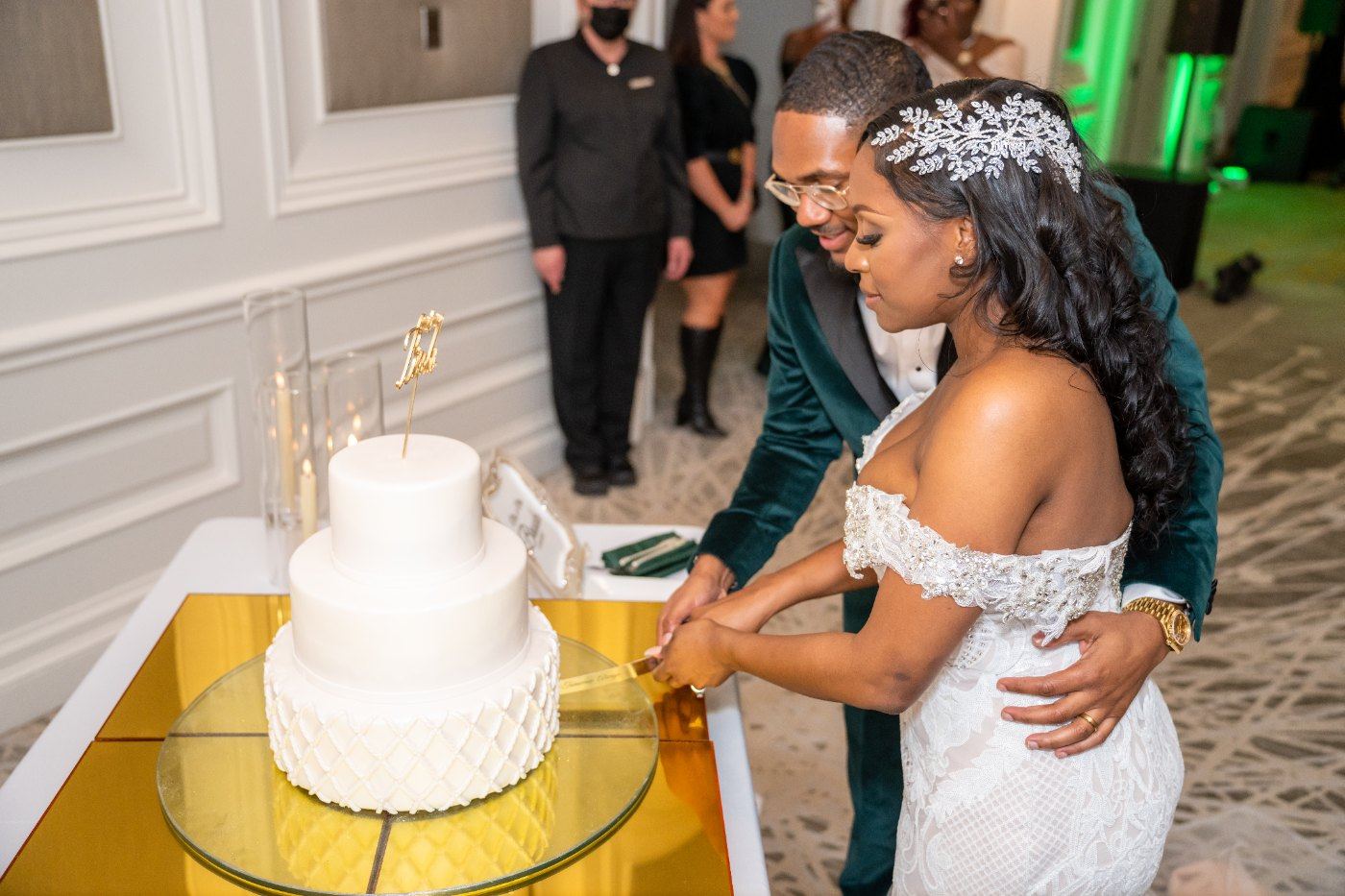 Las Vegas wedding photography — cutting the wedding cake at the reception