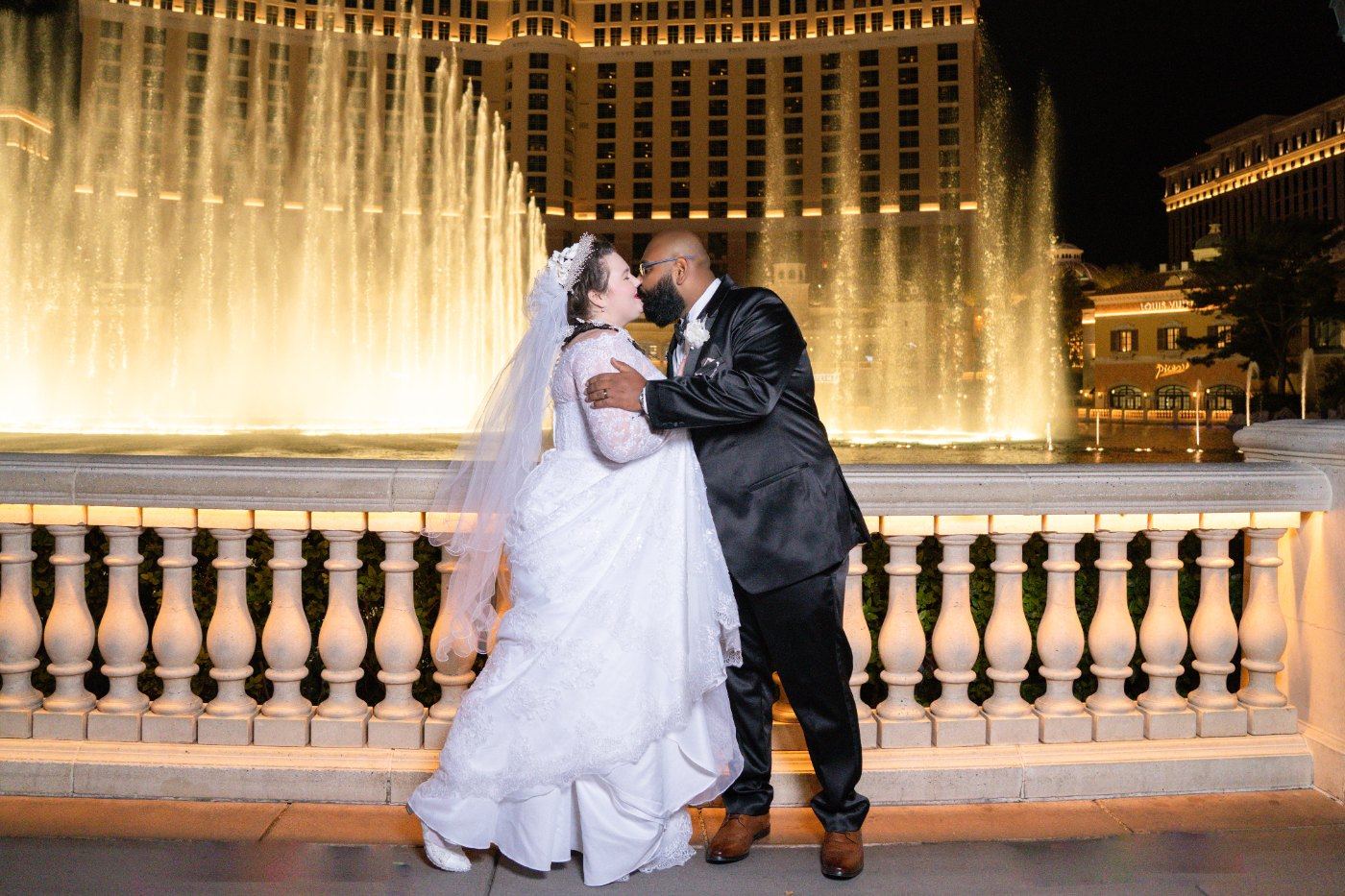 Las Vegas wedding photography — a kiss in front of the Bellagio fountains