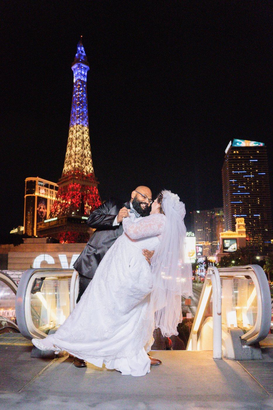 Las Vegas wedding photography — a dip kiss under the Eiffel Tower on the Strip
